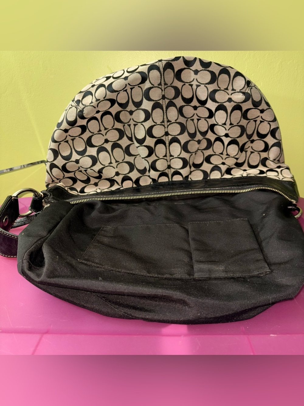 Vintage Coach Soho Pleated
Signature C Hobo Bag Canvas &
Leather Black Khaki - Picture 3 of 13